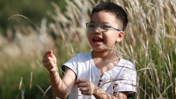 Ciri-Ciri Mata Silinder pada Anak dan Orang Dewasa Beserta Penyebabnya 