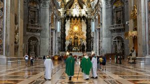 Seorang Pria Acak-acak Altar di Basilika Santo Petrus, Jatuhkan Tempat Lilin dari Abad ke-19