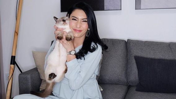 10 Portraits Of Tyas Mirasih With His Cats, Including The Cat Person?