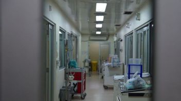 警察はパレンバン病院で赤ちゃんはさみ看護師の事件を調査します