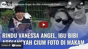  VIDEO: Rindu Vanessa Angel, Ibu Bibi Cium Foto di Makam