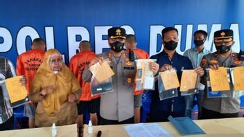 マレーシアに28人の不法移民労働者を密輸するためのRp5百万の賃金レビー、これらの3人はドゥマイ警察を逮捕しました