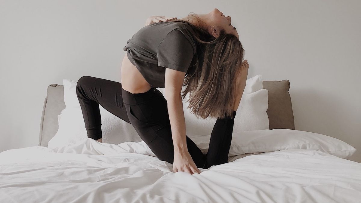 Susah Tidur ketika Malam Bikin Gelias, Lakukan 5 Gerakan Yoga Ini untuk Bantu Terlelap