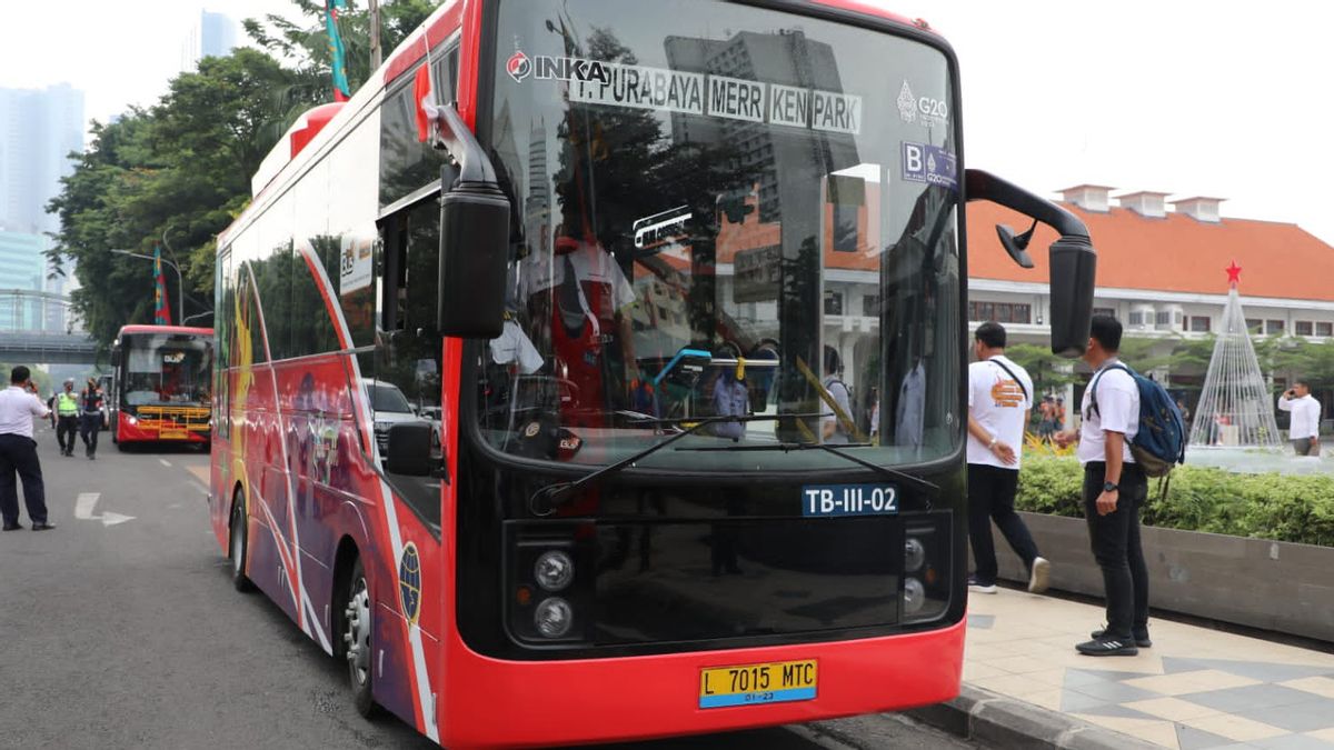 To Reduce Emissions, Ministry of Transportation Inaugurates 17 Electric Buses in Surabaya