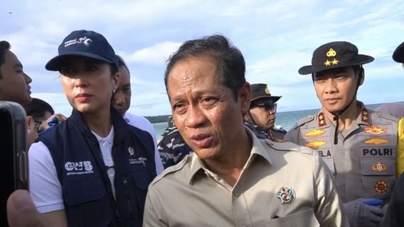 Le ministre de la LH donne un SKKL pour le projet de terminal de GNL à Bali