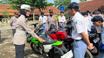 Dozens Of Students Using Brong Exhaust Acted By Banyumas Police Traffic Unit