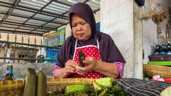 Pedasnya Rujak Khas Cirebon Hantarkan Asa Machmudah Pergi ke Tanah Suci