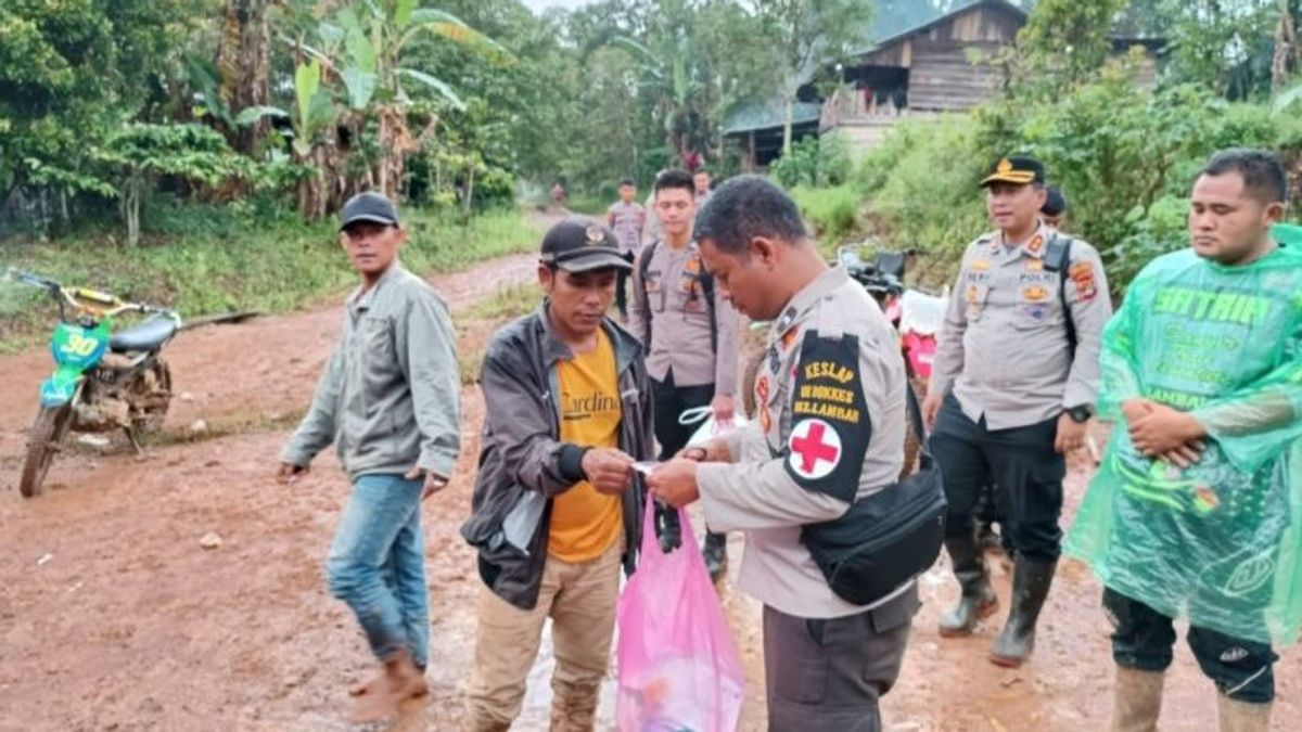 The Number Of Refugees Due To Floods And Landslides In West Lampung Reaches 255 Families