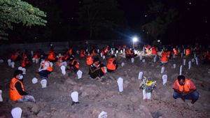Pelanggar Protokol Kesehatan Dihukum Berdoa di Makam Korban COVID-19 Biar Kapok