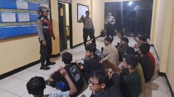 15 South Jakarta Youth Intentions To 'Sarong War' Ended At The Police Station