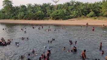 欢迎斋月，Mukomuko Bengkulu的居民在河上沐浴Balimau
