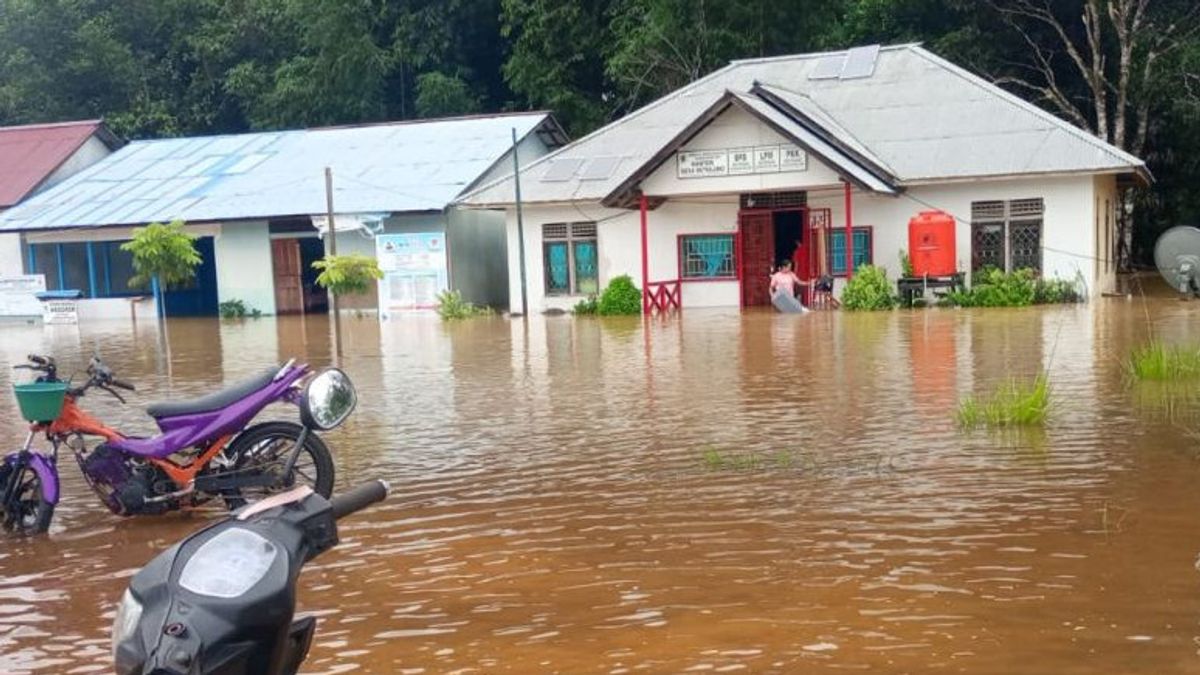 Heavy Rain, Floods Soak The RI-Malaysia National Border Road In Kapuas Hulu