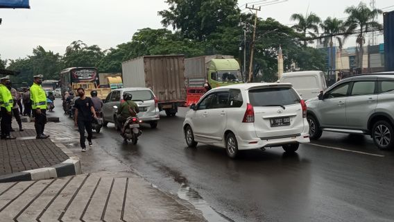 Officers At The Daan Mogot Security Post Monitor Students Who Are Desperate To Participate In Student Actions In Jakarta