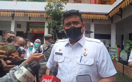 Tinjau Vaksinasi di SD, Bobby Nasution Temukan Obat Kedaluwarsa dan Puntung Rokok di UKS Sekolah