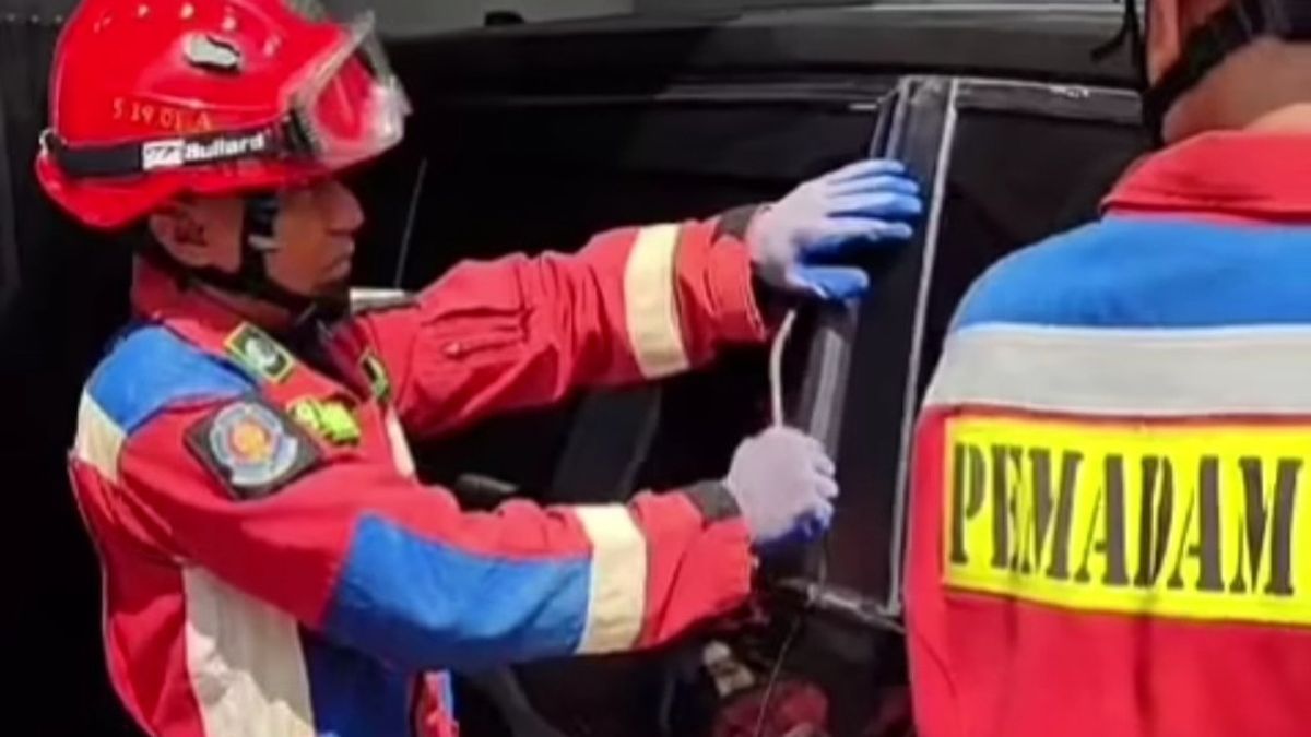 Des pompiers évacuent un garçon piégé dans une voiture alors que le moteur est chauffé