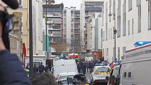 Tersangka Penyerangan Kantor Charlie Hebdo Positif COVID-19, Sidang Ditunda