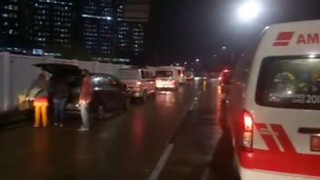 مواطن يحمل مقطع فيديو لسيارة الإسعاف وهي تقف في طابور في مستشفى الطوارئ في ويسما أتليت كيمايوران