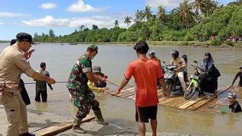 Bridge In Simeulue Aceh Regency Collapses In Flood, BPBD Prepares Rubber Boats For Crossing