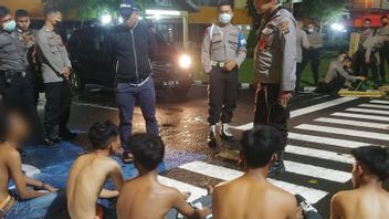 巴东警方逮捕了5名计划打架的青少年，3名砍刀般的韵律