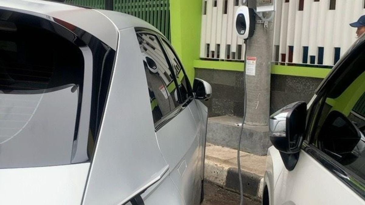 PLN innovant, Tiang Listrik construit un lieu de charge pour les voitures électriques
