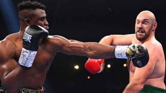 Sempat Roboh dan Nyaris Dipermalukan, Tyson Fury Kalahkan Ngannou dengan Split Decision