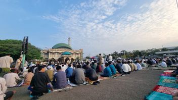 The Form Of Menyama Braya, Pecalang In Denpasar Guards Muslims To Hold Eid Prayers