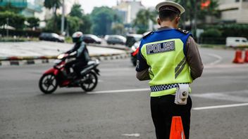 Tomorrow's Job Creation Act Demo, The Police Close The Road Around Monas