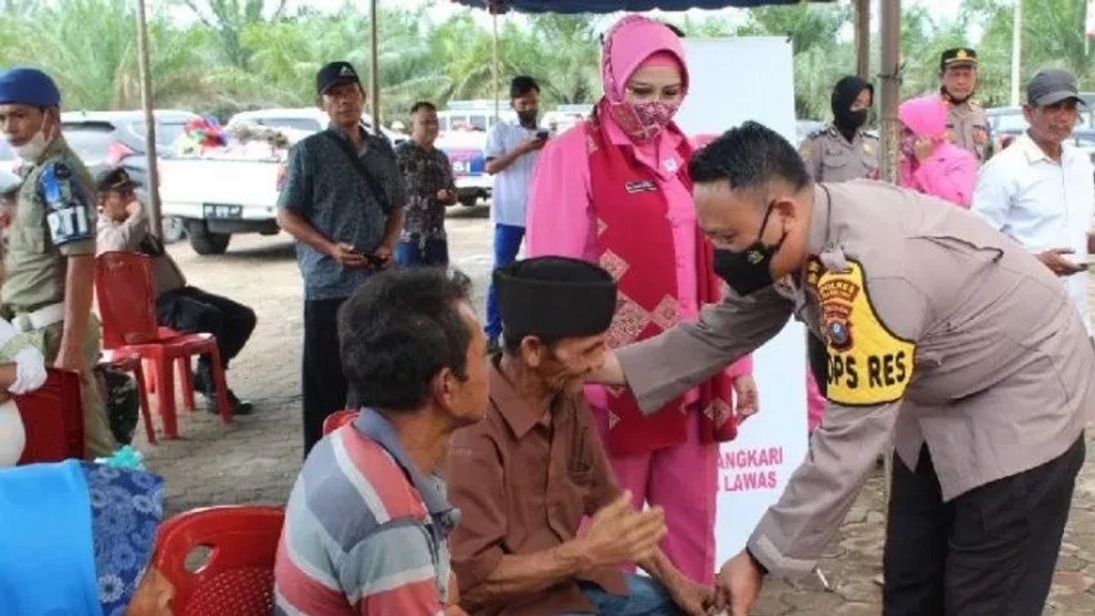 Polres Padang Lawas Bagi-Bagi Sembako bagi Kaum Dhuafa 