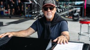 Make Crowd Heboh, Billy Joel Present John Mayer And Axl Rose At The LA Concert