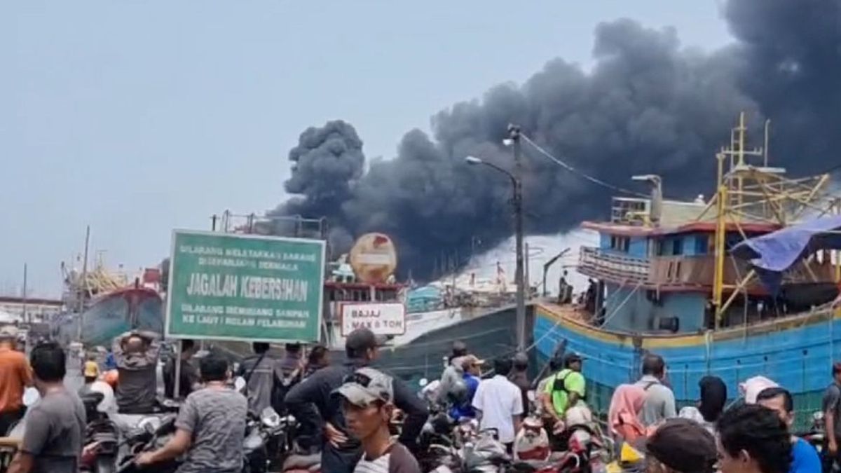 Dua Kapal di Pelabuhan Muara Baru Terbakar, 12 Unit Damkar Diterjunkan