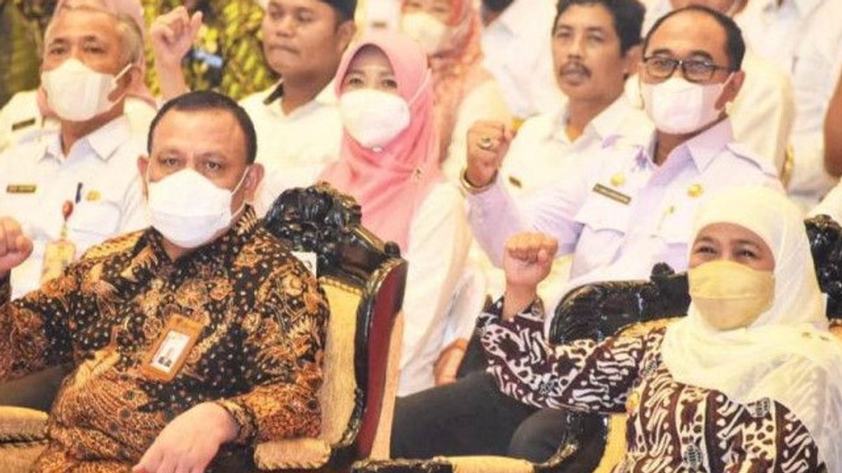 حاكم جاوة الشرقية يذكر رئيس المقاطعة ، يحتاج السكان إلى معرفة تخصيص أموال القرية التي وصلت إلى 50 تريليون روبية إندونيسية
