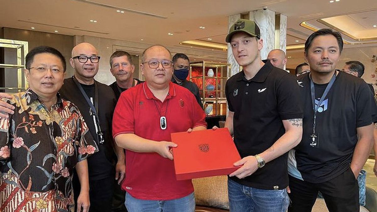 Mesut Ozil Meets Bali United Officials, Netizens: Can Be Recruited Immediately