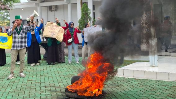 Students Demo At The Bulungan Kejari-Polresta, Demand Teachers Perpetrators Of Obscenity Of Elementary School Students Arrested