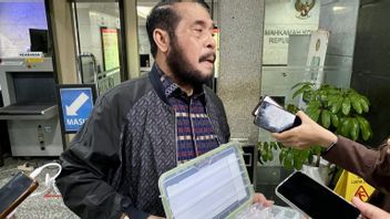 Anwar Usman montre des médicaments aux journalistes, il admet avoir souvent manqué des réunions à cause de la maladie