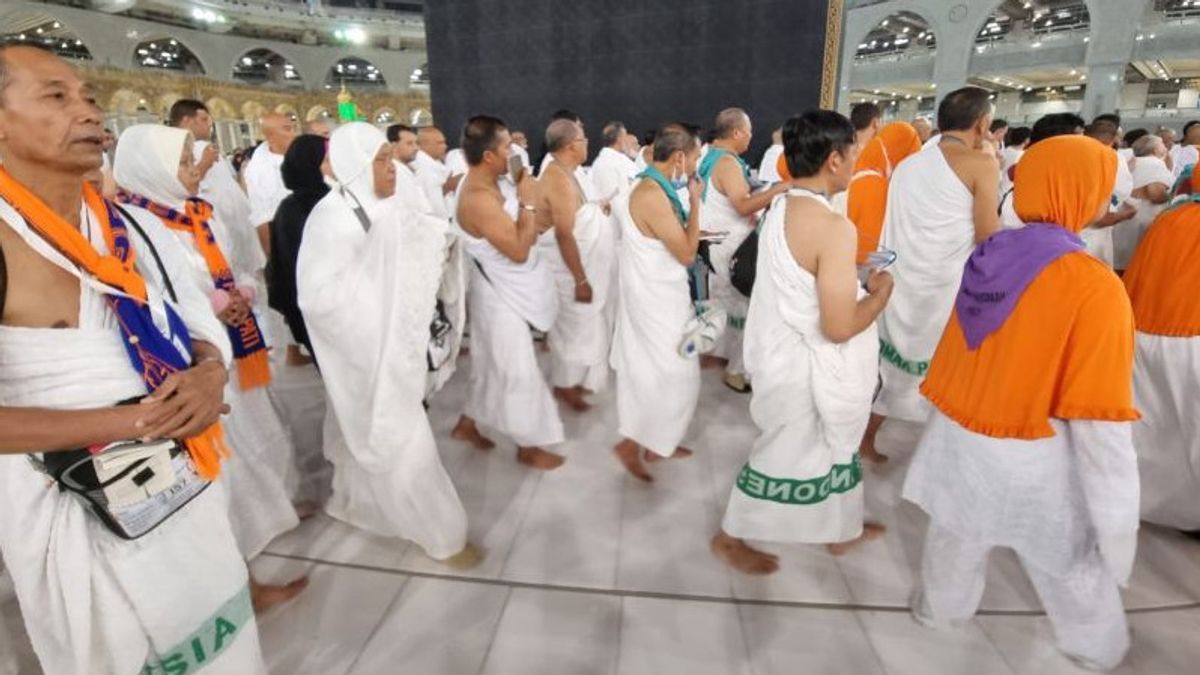 Calon Haji Indonesia 2022 Padati Kakbah untuk Jalankan Umrah Wajib Perdana