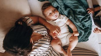 كيفية الوجود مع التعاطف والدعم الحقيقي عندما يعاني أحبته من الاكتئاب بعد الولادة