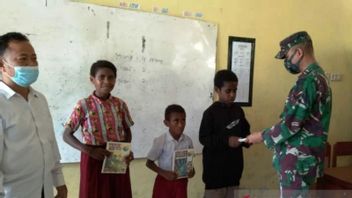 ナラムベンパプア小学校の生徒の幸せな顔は、タスクフォースヨニフメカニス512 /QYからノートを受け取ります