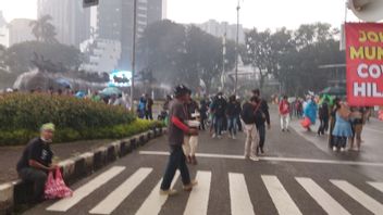 Hundreds Of Demonstrators At The Monas Horse Statue Disperse During Heavy Rain, PPSU's Turn To Work