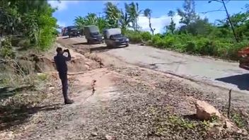 The South Central Timor Regency Government Has Repaired The Damaged Road Affected By The 7.5 Magnitude Earthquake In Maluku