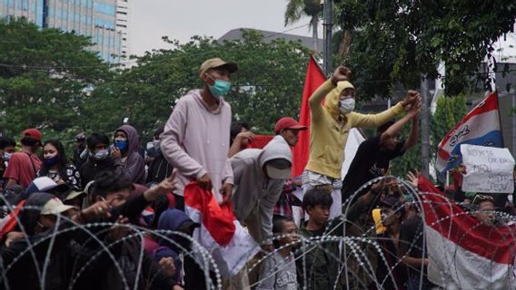 العديد من المراهقين الانضمام في المظاهرات لرفض قانون خلق فرص العمل، ميغاواتي: لماذا يذهب الأطفال الصغار، أين أمهم؟