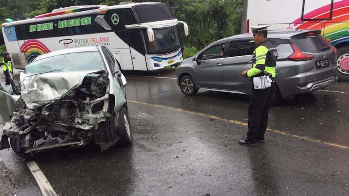 Car Collision With Rainbow Bus In Aceh Besar, 4 People Injured