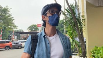 爱德华·阿克巴(Edward Akbar)紧凑地向金伯利·莱德勒(Kimberly Ryder)询问了孩子的病情。