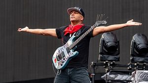 Gitaris Tom Morello Murka dengan Genosida di Gaza: Hentikan Membunuh Anak-anak!