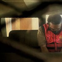  Jadi Tersangka Korupsi Dinas Kebudayaan DKI, Pemilik EO Fiktif Tertunduk Lesu Dibawa Masuk Mobil Tahanan