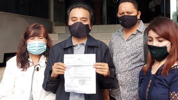 Roy Suryo Signale Pesinetron Lucky Alamsyah à La Police Métropolitaine