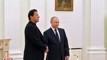 当他的军事入侵乌克兰时，普京总统正在莫斯科接见巴基斯坦总理