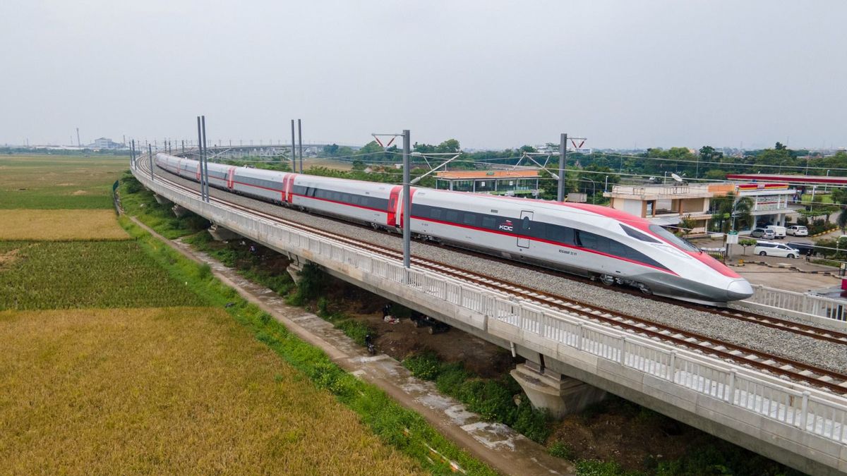 試験を開始するジャカルタ-バンドン高速鉄道の旅客列車