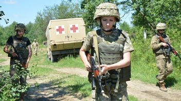 乌克兰宣布女兵的特殊制服,国防部长雷兹尼科夫:下一个保护身体