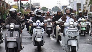 Penjualan Mobil Turun di 2025, Kenapa Motor Tetap Stabil?