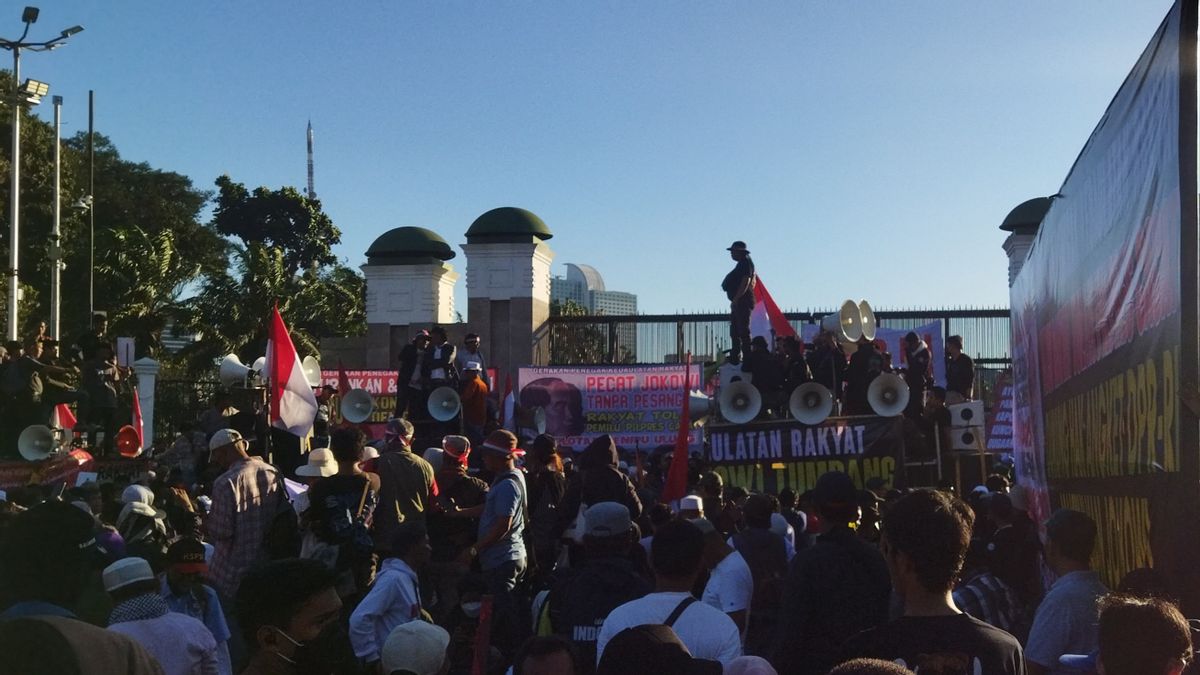 佐科威的交通权和起伏抗议者拒绝邀请阿迪安·纳皮图普卢在印度尼西亚国会大厦内进行讨论